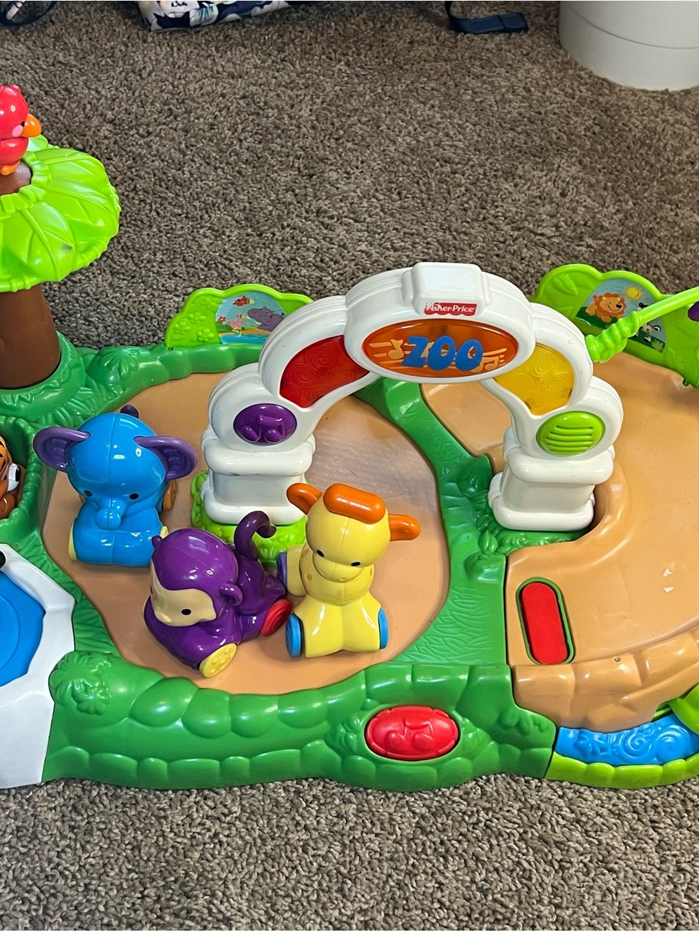 FISHER-PRICE Amazing Animals Spinnin' Around Musical Zoo Playset & Animals 2008